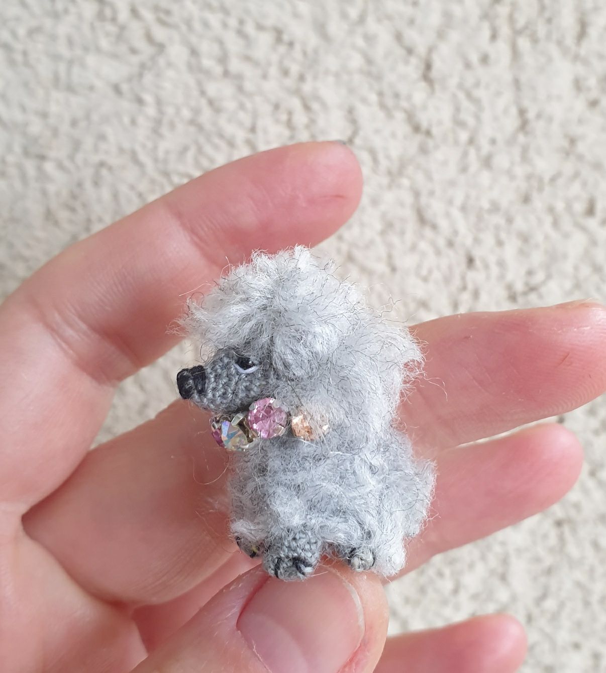 Statuette: Handgehäkelte Miniatur eines Pudels 3 cm in einer Acrylbox – Nuovo (secondo la descrizione) da Gelterkinden venduto da Macrameed 6
