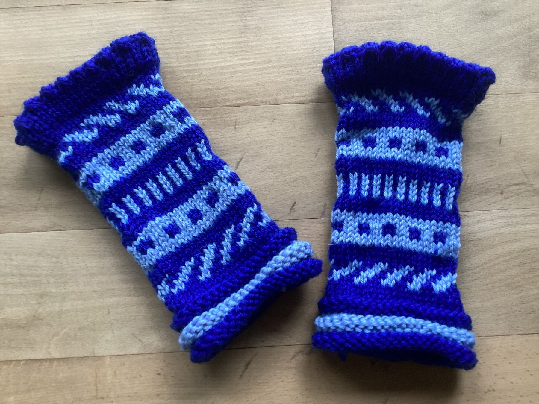 Guanti & manicotti: Warme, blaue Handstulpen mit Muster - Winter Accessoire – Nuovo (secondo la descrizione) da Muttenz venduto da bar_ws7n
