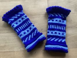 Warme, blaue Handstulpen mit Muster - Winter Accessoire
