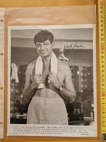 Walter Matthau, Original Autogramm auf Grossfoto in s/w