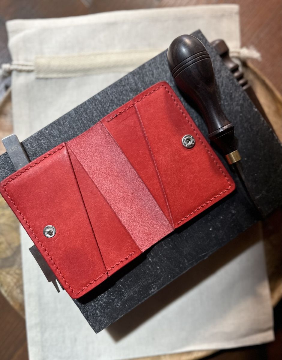 Portafogli: Handgefertigter Leder Kartenhalter – Nuovo e nell'imballaggio originale da Mettmenstetten venduto da vad_57p2 2