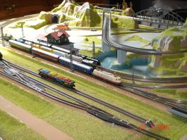 AV  maquettes "NOCH" Cortina + loco + wagons pour Marklin Z