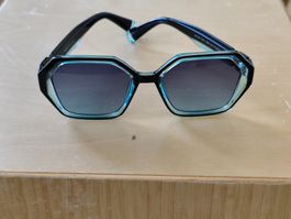 3 paires de lunettes de soleil