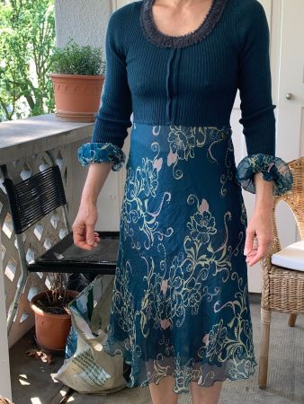 Blaues Kleid mit Blumenmuster, Grösse S von shirt passion