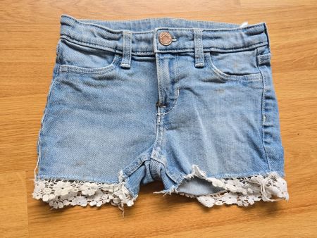 Jeans Shorts Grösse 104 mit Spitze