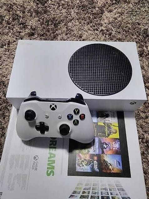 Console: Xbox series s mit 10 games  – Usato da Basel venduto da ogt_s5tz 1