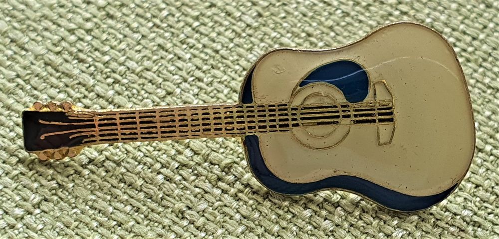 P516 - Pin Gitarre (Gebraucht) in Reinach BL für CHF 1.5 – mit ...