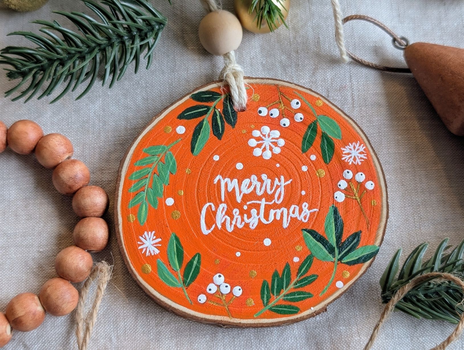 Tutte le decorazioni: Hand Painted Wooden Christmas Ornaments Set,  Rustic Charm – Nuovo e nell'imballaggio originale da Winterthur venduto da LaVieColor 4