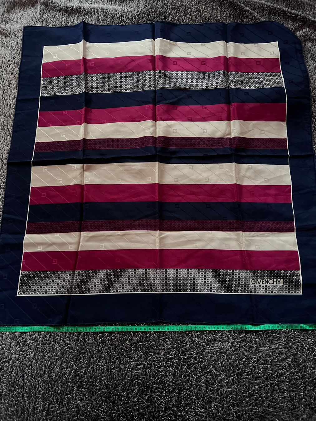 Givenchy Foulard & Sciarpe: GIVENCHY Tuch Satin Optik 75x75 Monogram – Usato da Winterthur venduto da Dejv 3
