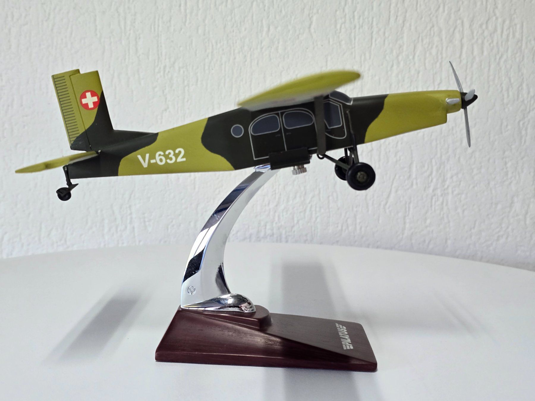 Kit di modellismo & Modellini statici: Pilatus Porter, PC 6, Schweizer Luftwaffe, V-632, Vitrine, – Nuovo (secondo la descrizione) da Kloten venduto da Nicola2 6