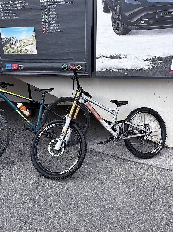 Biciclette:  Banshee legend 2022  – Usato da La tour de peilz venduto da Loyss 1