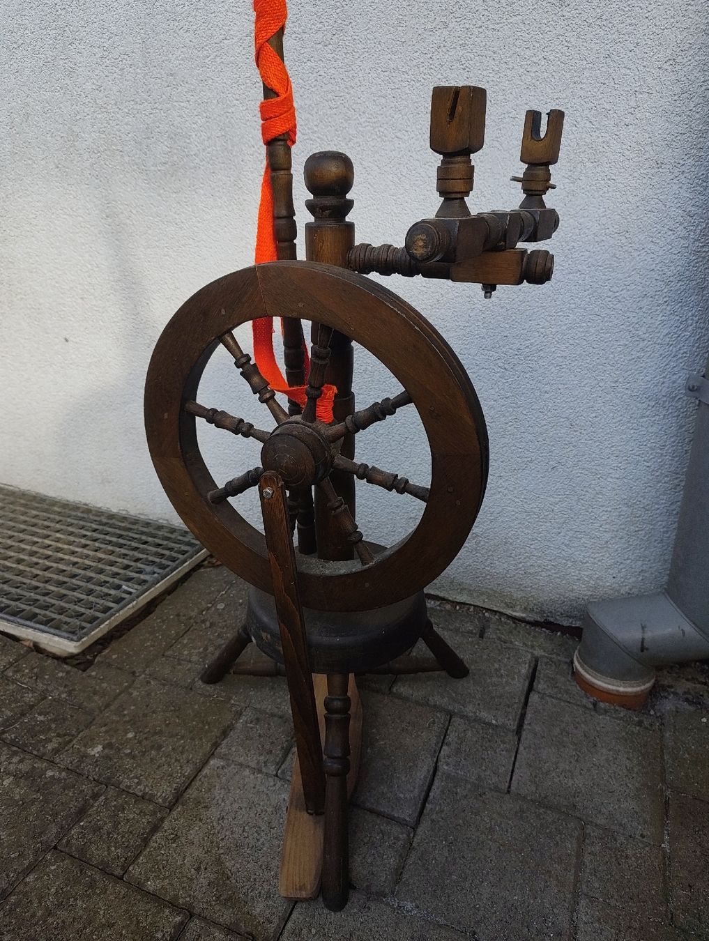 Ruote per filare: Antikes Spinnrad aus Holz – Usato da Lostorf venduto da Cervin5