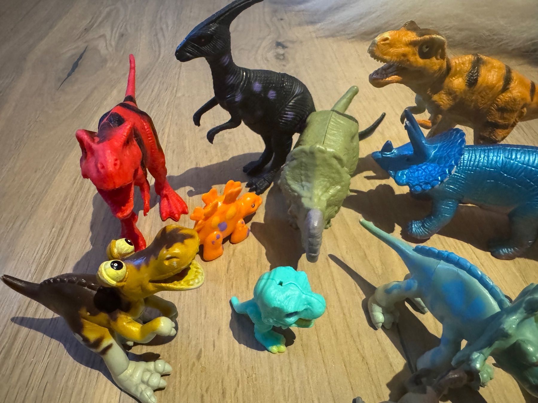 Spielzeuge: 22 kleine Dinos - Zustand io. – Gebraucht aus Flawil von hallyi 2