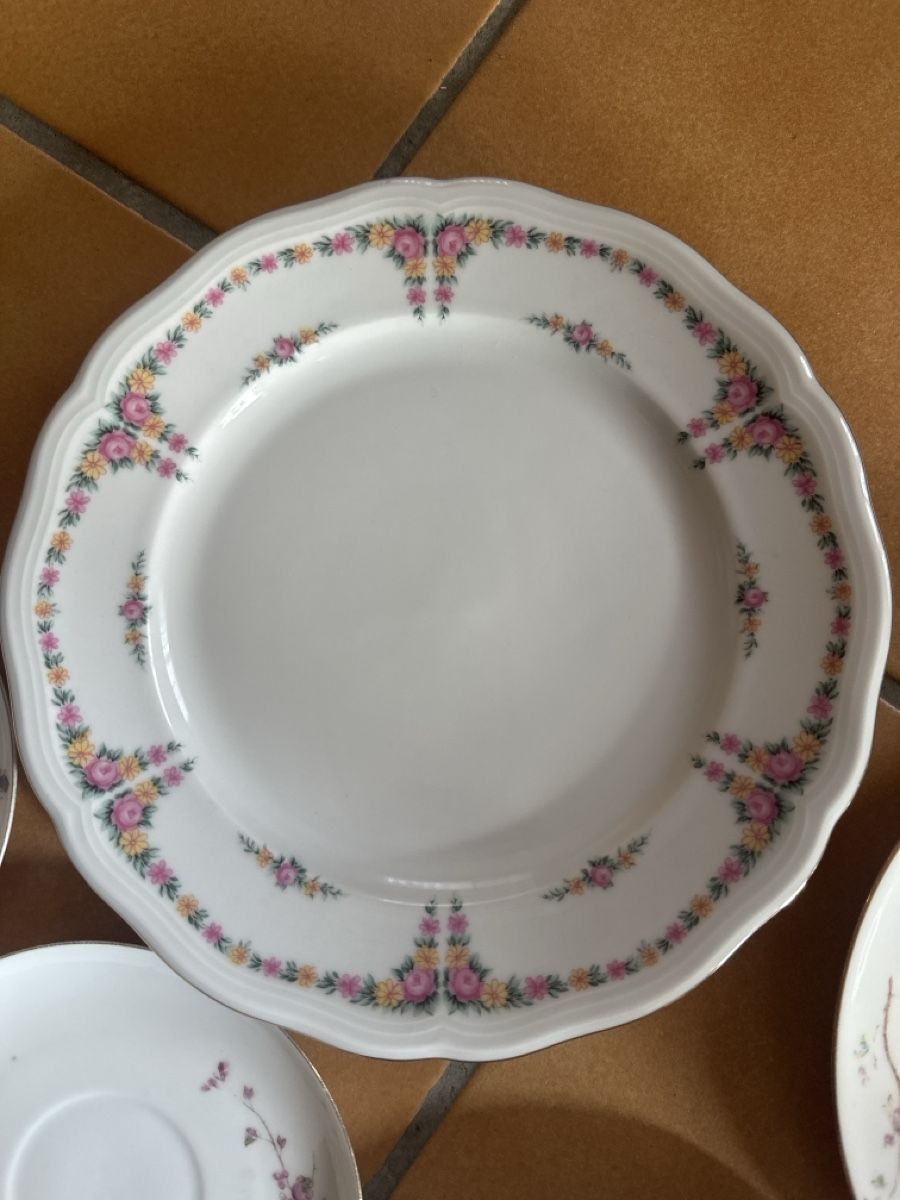 Tutte le decorazioni: Geschirrset mit Blumenmuster und Schmetterlingen – Usato da Schwadernau venduto da mirifiesta 5