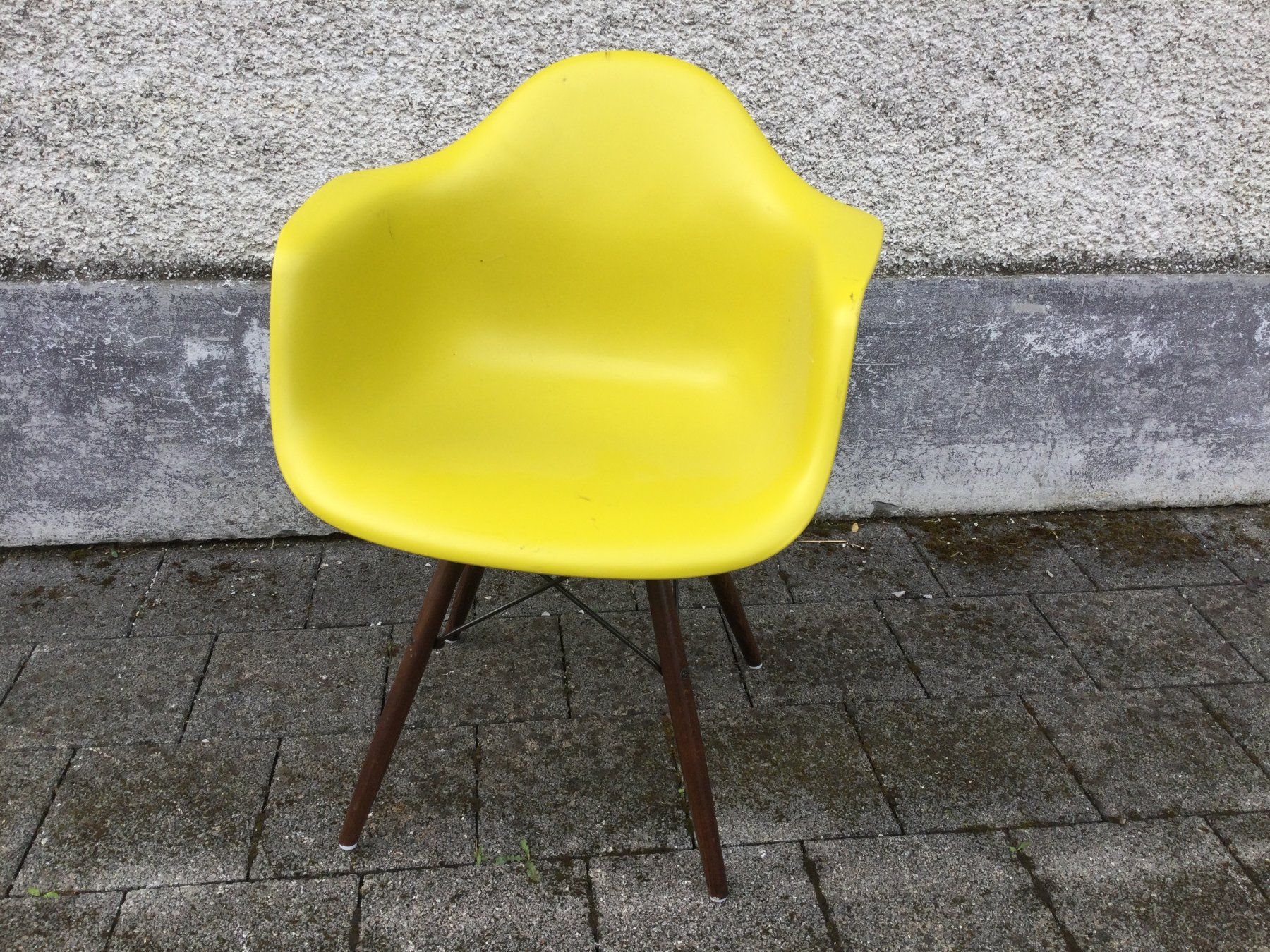Vitra Sedie: Defekter Vitra Cames Eames Plastic Armchair – Difettoso da Wangen SZ venduto da kuriosum12