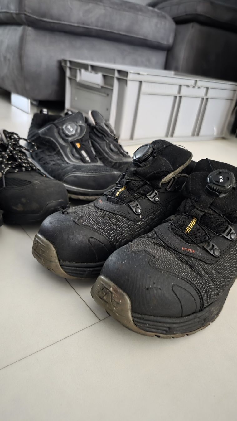 Scarpe da uomo: 4 paar Arbeitsschuhe in grösse 42.5/43 – Usato da Volketswil venduto da Salvatorevinci 4