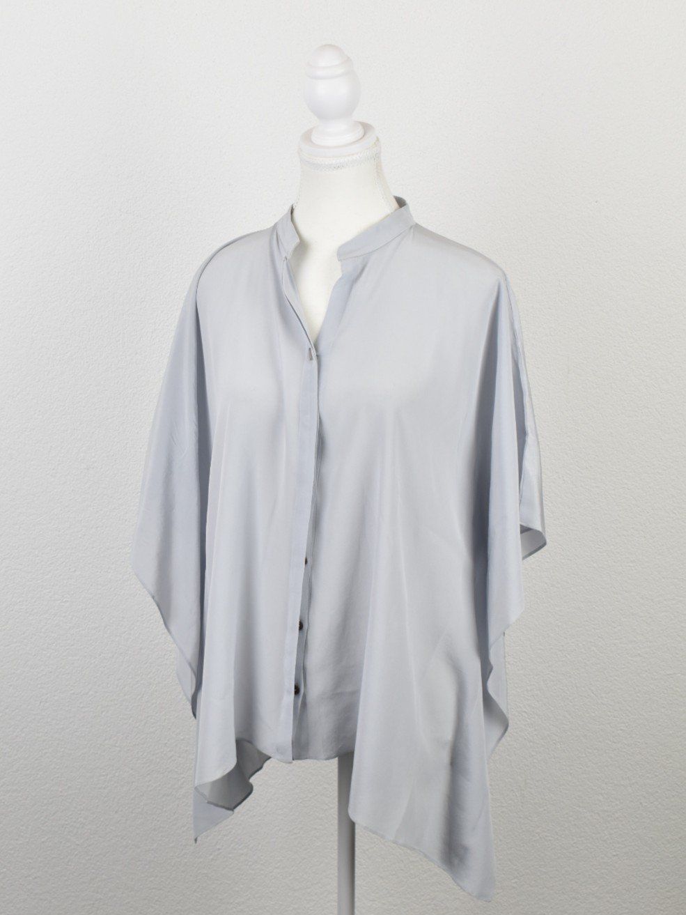 Blusen: Chalize Seidenbluse, Poncho Stil, hellblau, Gr.36, oversized – Gebraucht aus Nürensdorf von 2ND_STORY 1