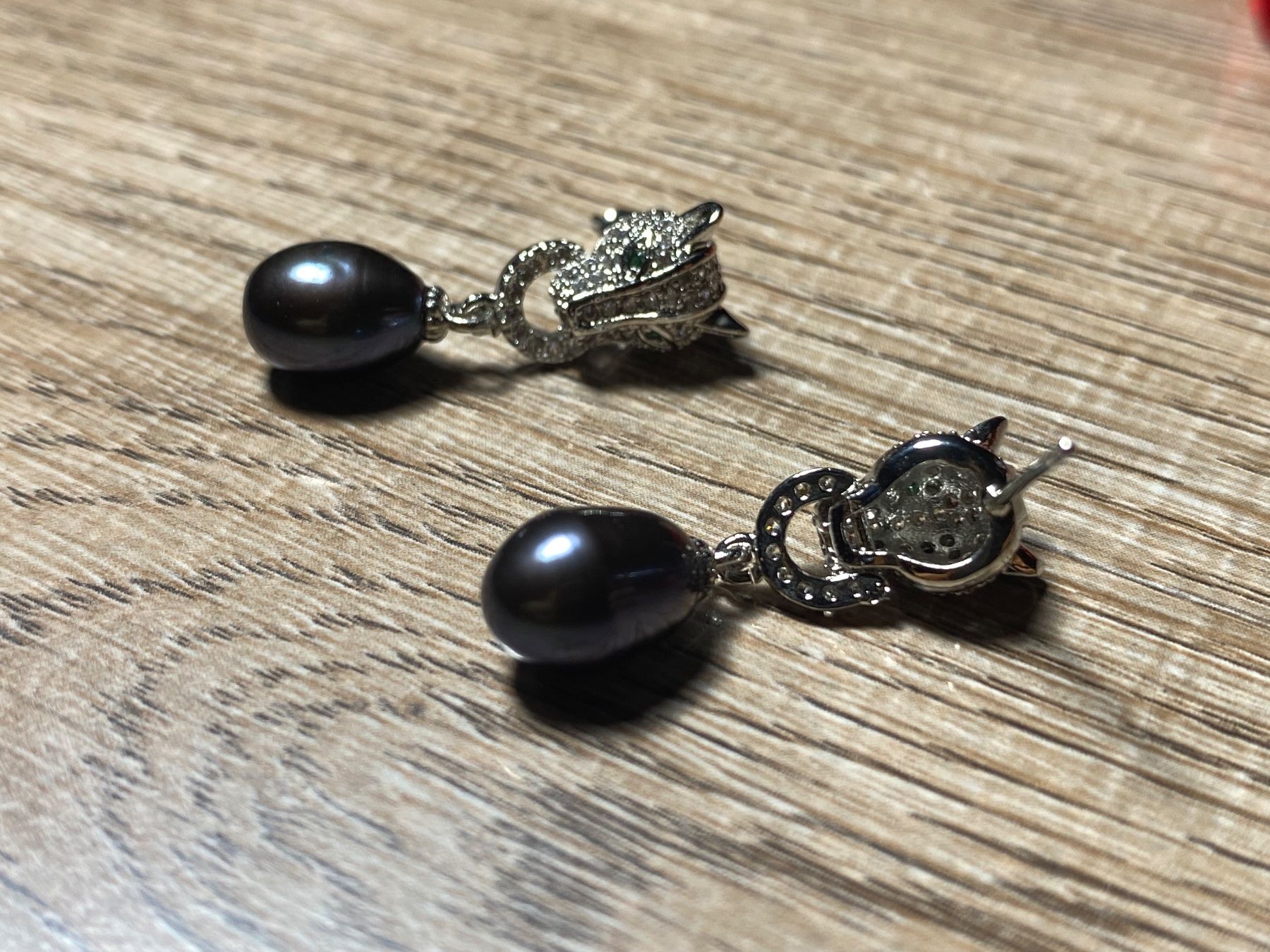 Orecchini pendenti & Orecchini a lobo: Ohrstecker mit Süsswasserperlen + Smaragd: Leopard Motiv – Nuovo e nell'imballaggio originale da Laax venduto da Kiki_Kingdom3 1