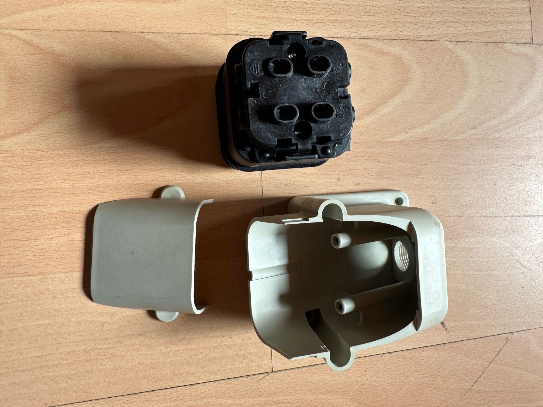 Spine: J15/4Polig Stromdose -Wanddose-Steckdose – Usato da Huttwil venduto da Bolpa 4