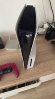 Sony PlayStation 5 Konsole mit zwei Controllern