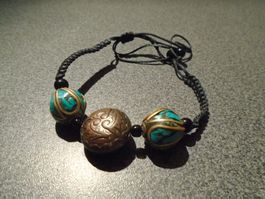 Armband schwarzes Garn, broncefarbige Kugel, 2 türkisfarbige