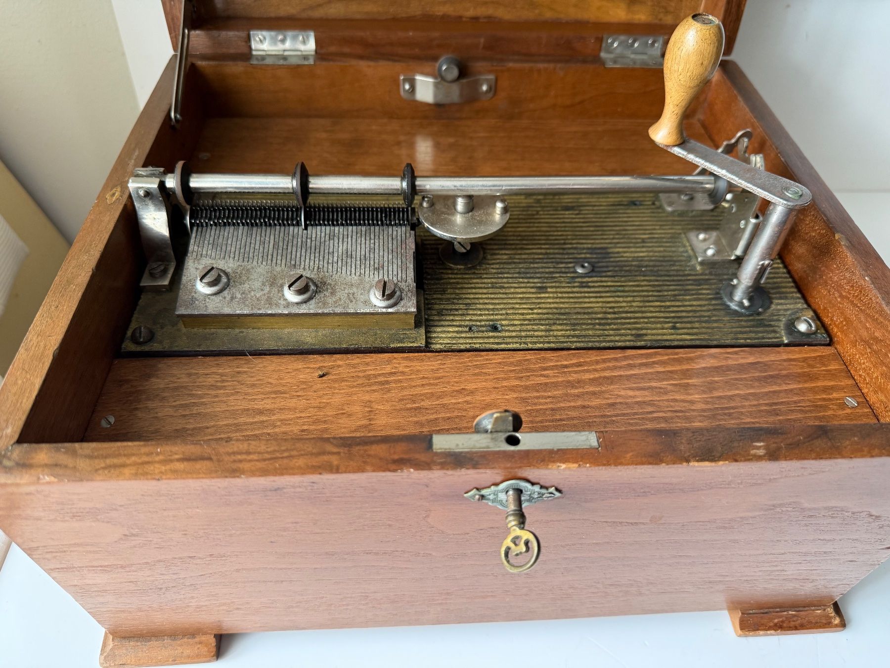 Carillon: Antike Mira Platten-Spieldose – Usato da Zwingen venduto da moje1 1