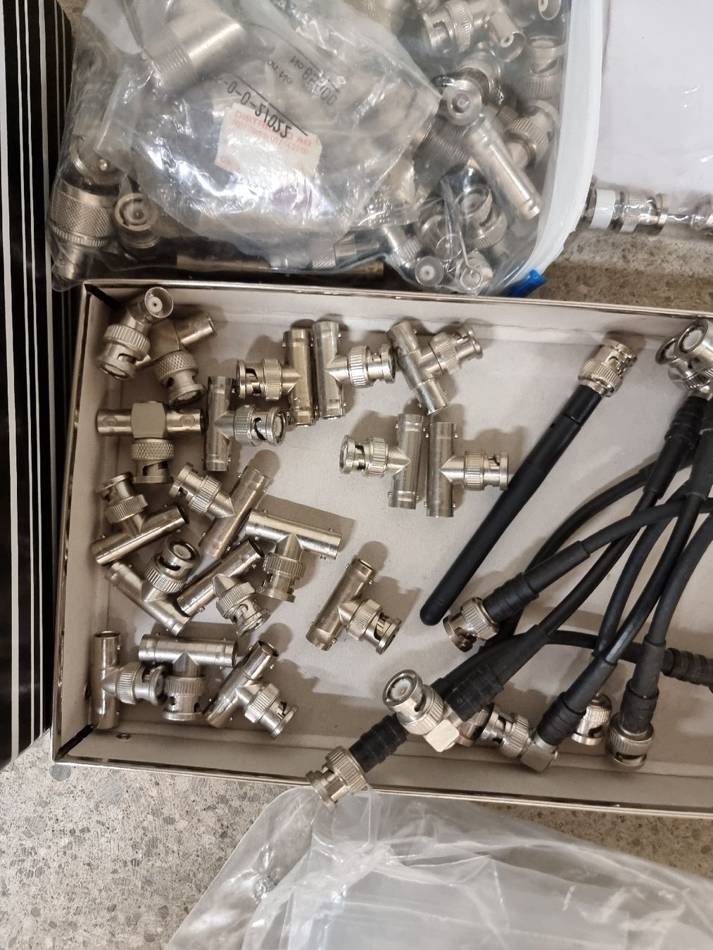 Componenti elettronici: Lot connecteur RF – Usato da Chêne-Bougeries venduto da SKPP 2