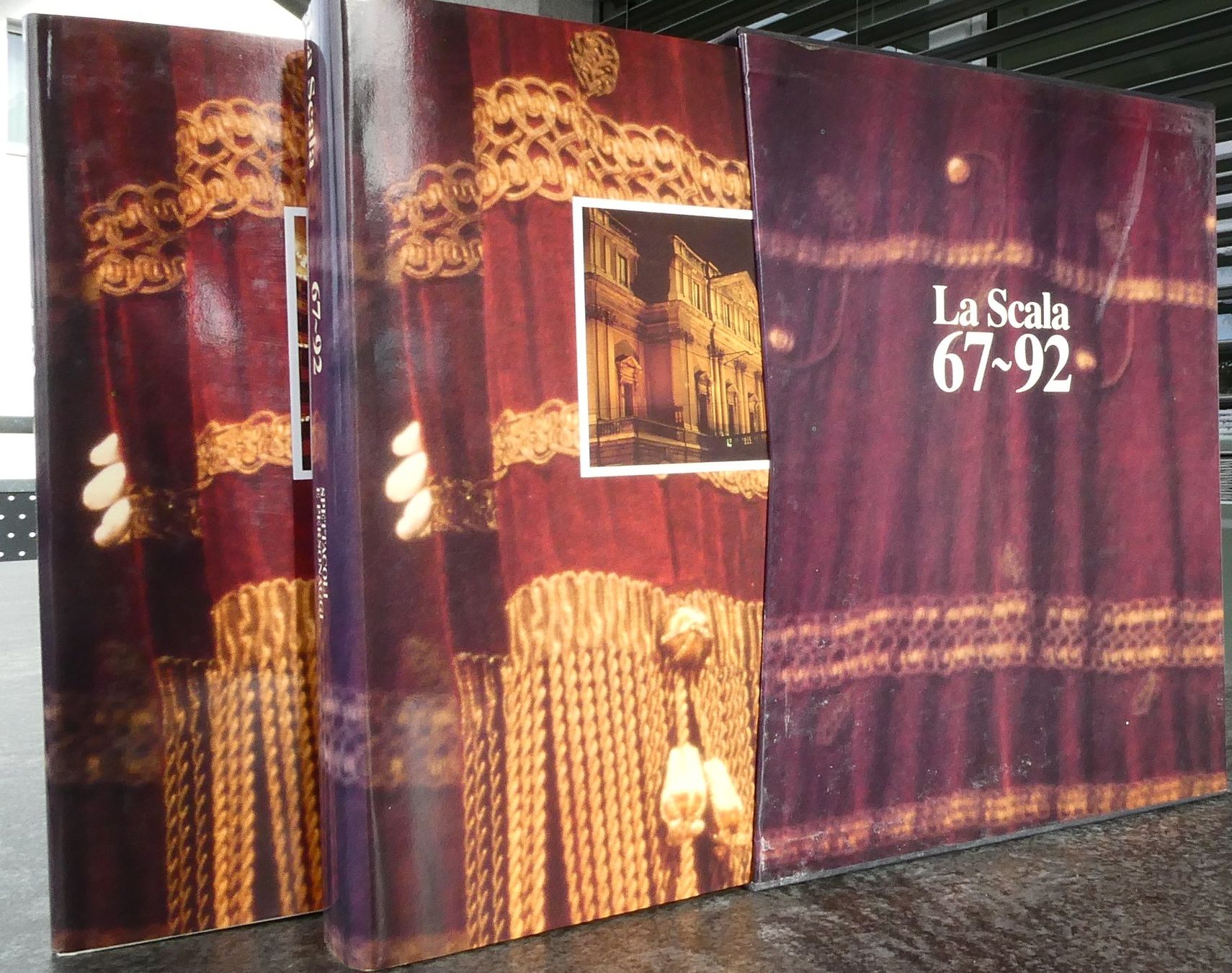 Libri: La Scala 67-92 Box mit 2 Nachschlagewerken – Usato da Rubigen venduto da OPERNFREUND
