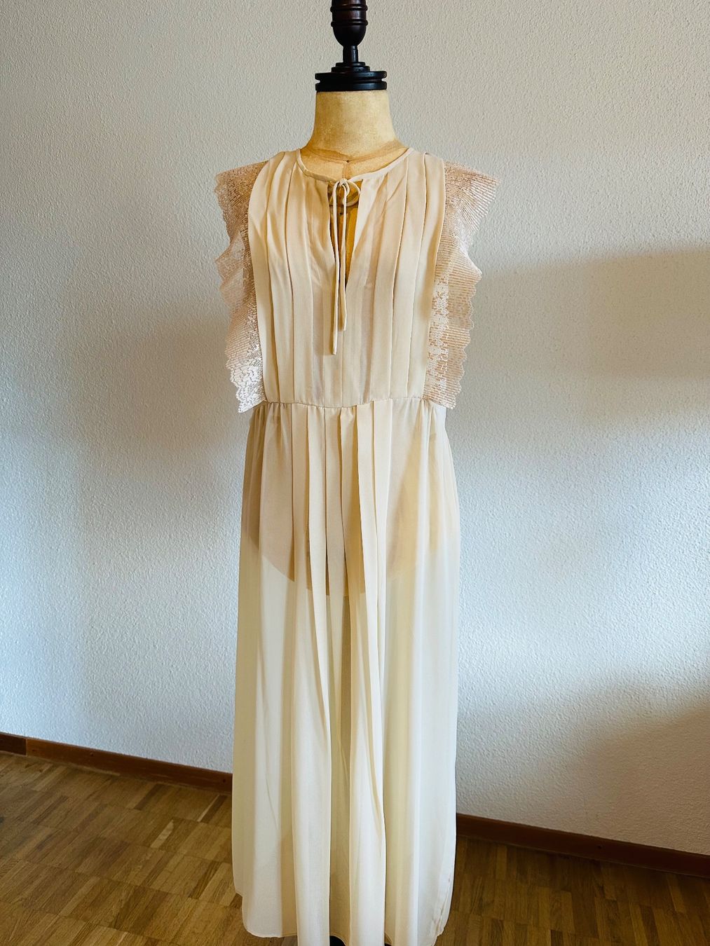 Sandro Vestiti: Sandro Kleid- Beige gr. 38 – Nuovo (secondo la descrizione) da Bern venduto da Marie_B21