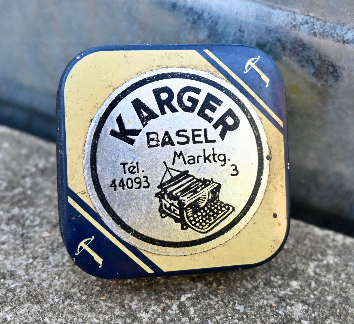 Barattoli: alte Farbbanddose Karger Basel Marktgasse 3 blechdose – Usato da Pfaffhausen venduto da mono_rec