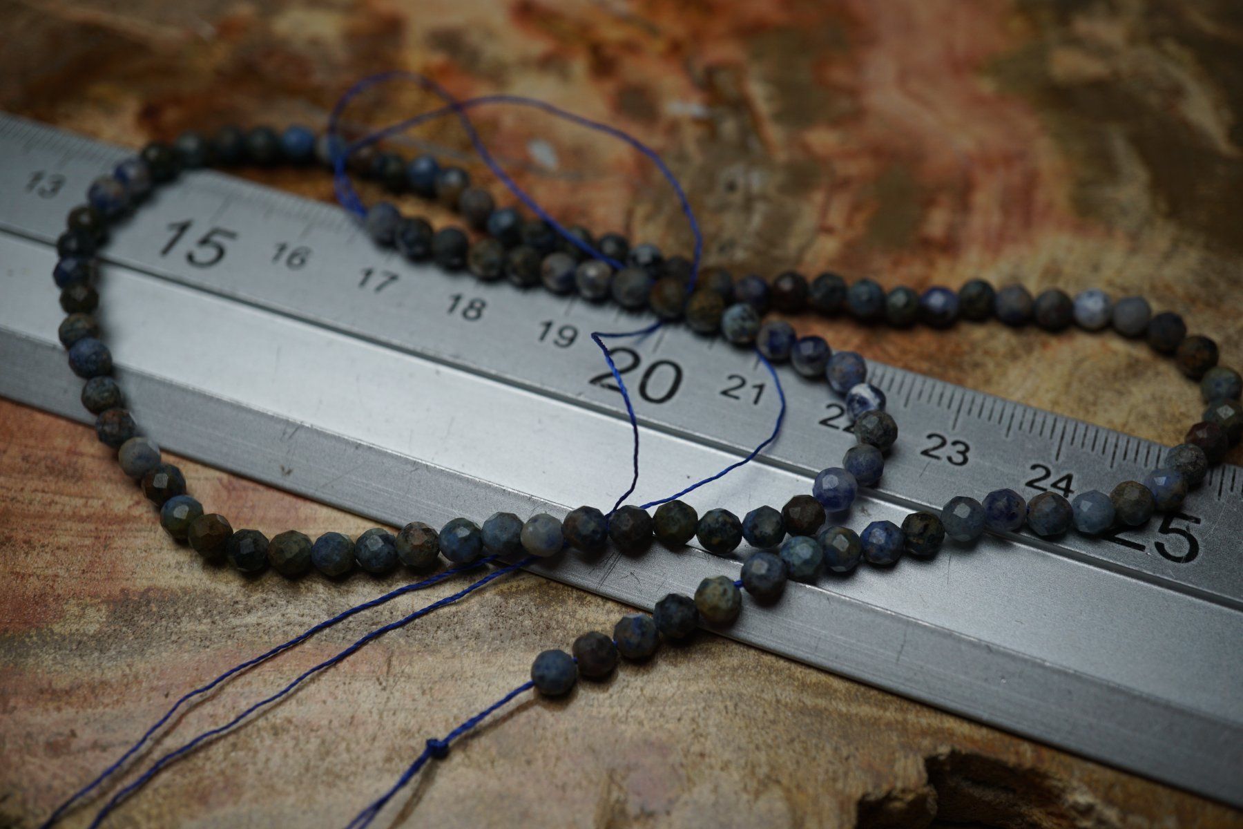 Pietre preziose: Dumortierit  Facettiert  4mm  Strang TOPSTONE  RAR – Nuovo e nell'imballaggio originale da Eschenbach SG venduto da topstone 8