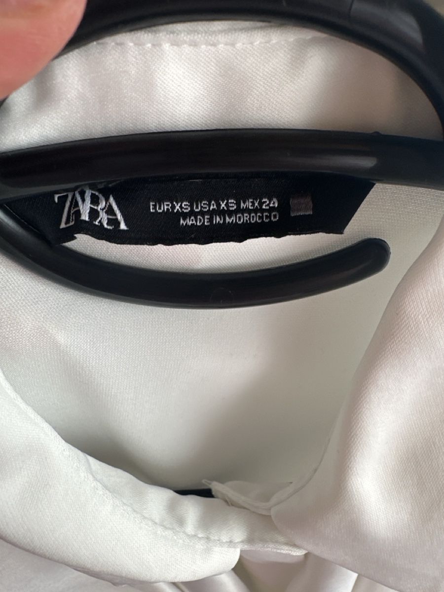 Zara Camicette: Zara weisse Bluse mit Rüschchen Grösse XS – Usato da Buchs AG venduto da Dasmusstduhaben 3
