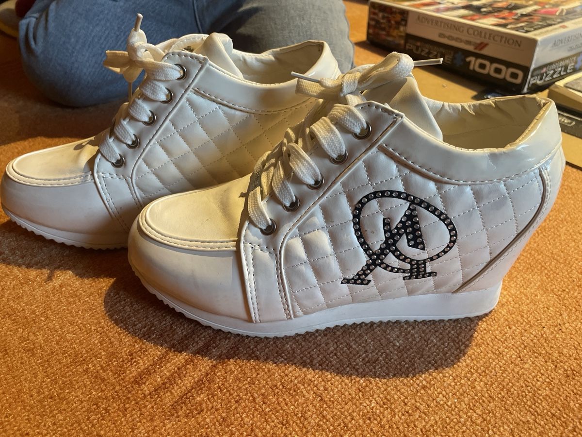 Scarpe da donna: Weisse Keilabsatz Sneakers Gr. 39 – Nuovo (secondo la descrizione) da Goldingen venduto da FirebirdLady92 1