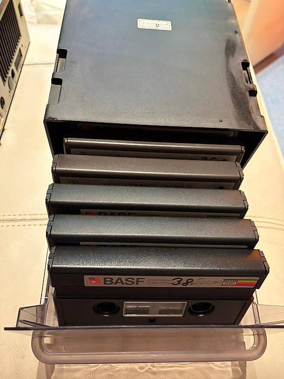 Tutti i VHS: Philips Video 2000 Perfettamente funzionante + videocassette – Usato da Coldrerio venduto da Dante_Channel 1