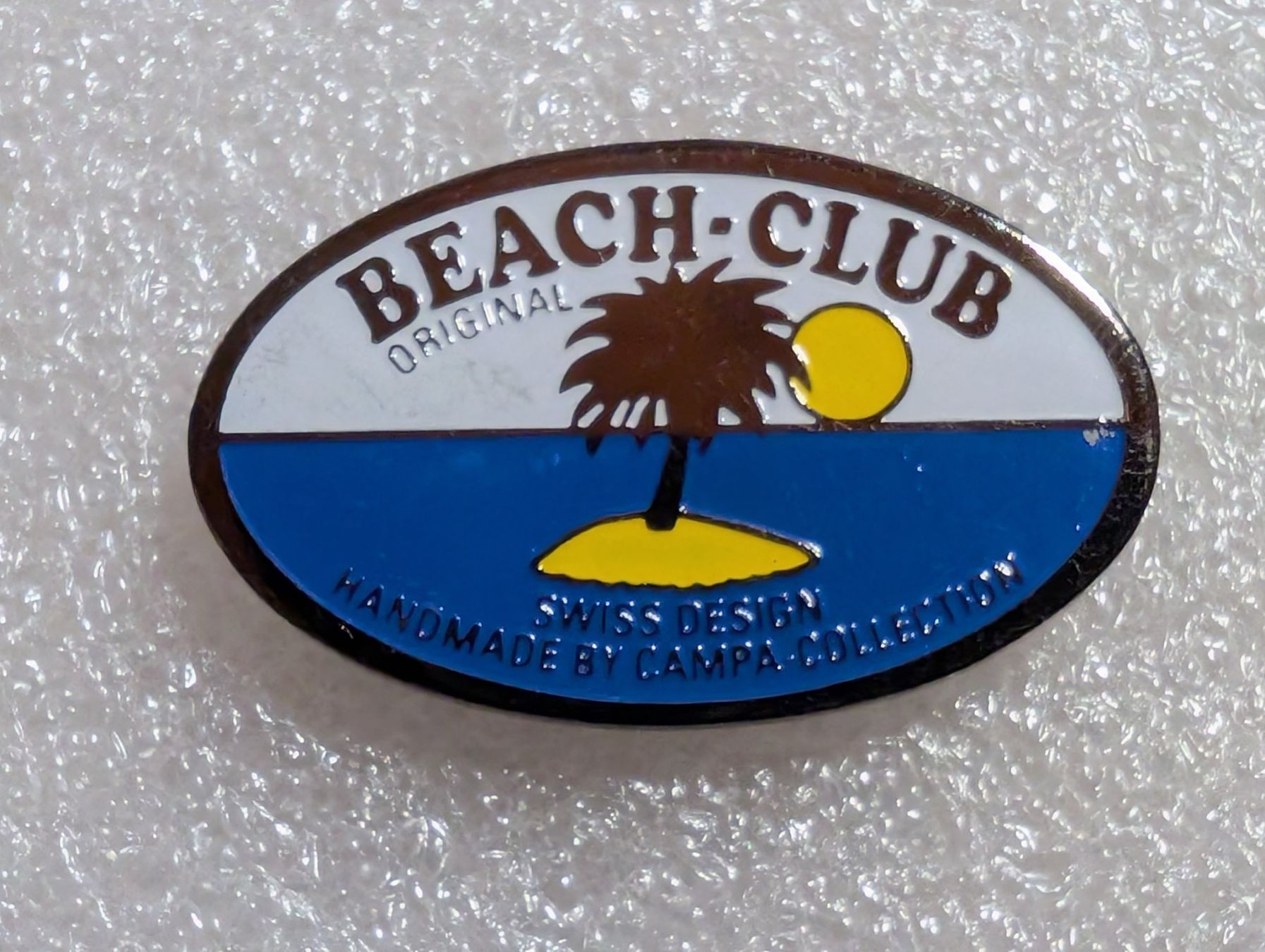 Plaketten & Abzeichen: Ansteckpin 220: Beach Club – Gebraucht aus Oppligen von Pin-Fall-Shop