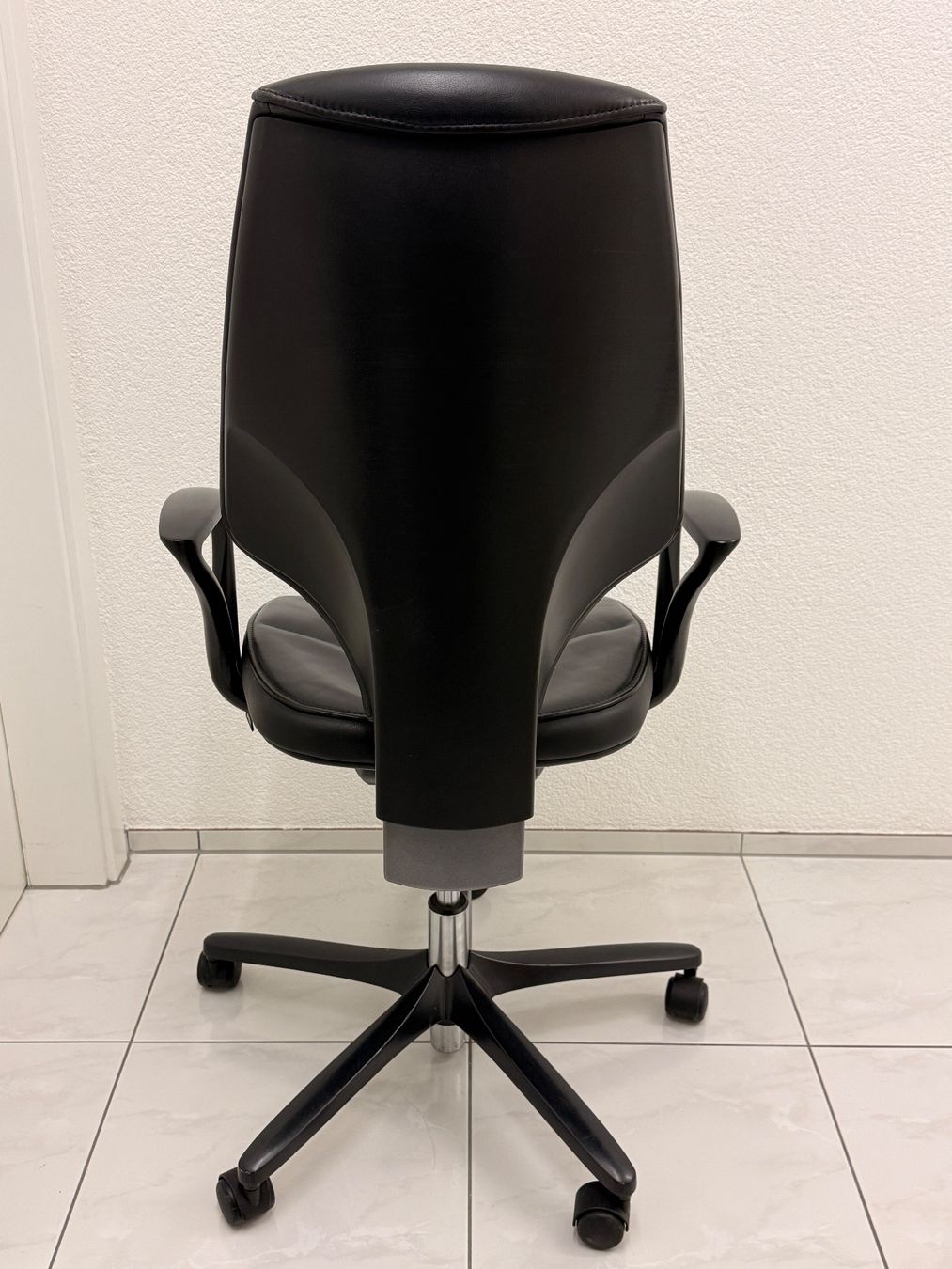 Giroflex Stühle: Bürostuhl Giroflex G64 (Echtleder) – Gebraucht aus Felben-Wellhausen von 9506 3