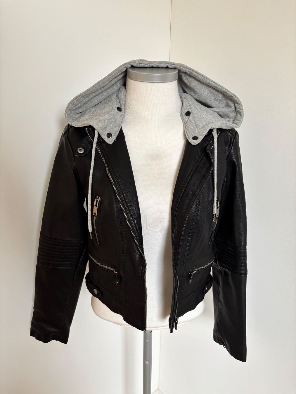 Giacche: Kunstlederjacke mit Kapuze – Usato da Neunkirch venduto da autoscooter57