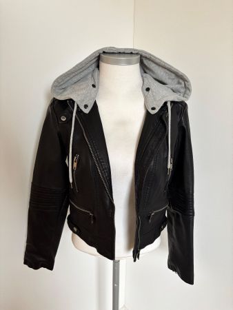 Kunstlederjacke mit Kapuze