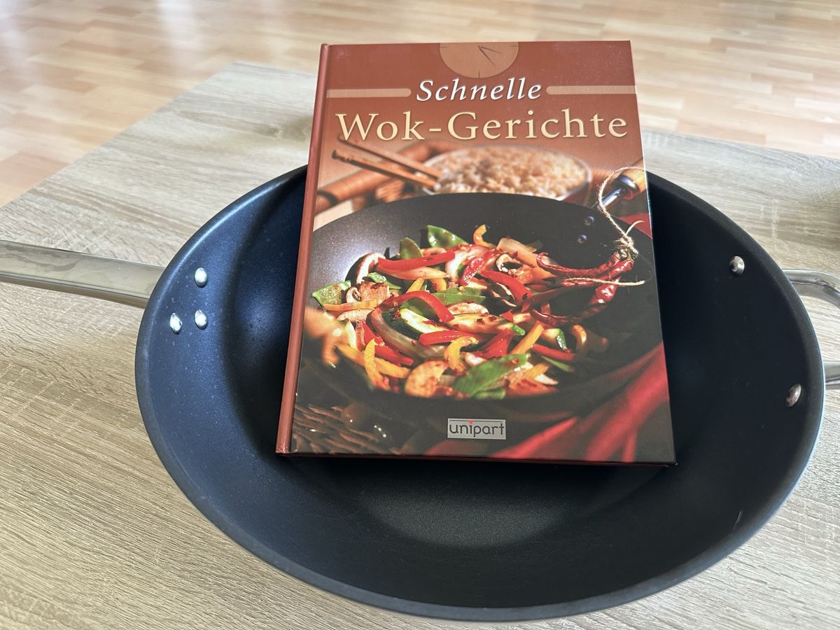 Ikea Padelle: Wok Pfanne mit Kochbuch – Nuovo (secondo la descrizione) da Zufikon venduto da tam_gfx6