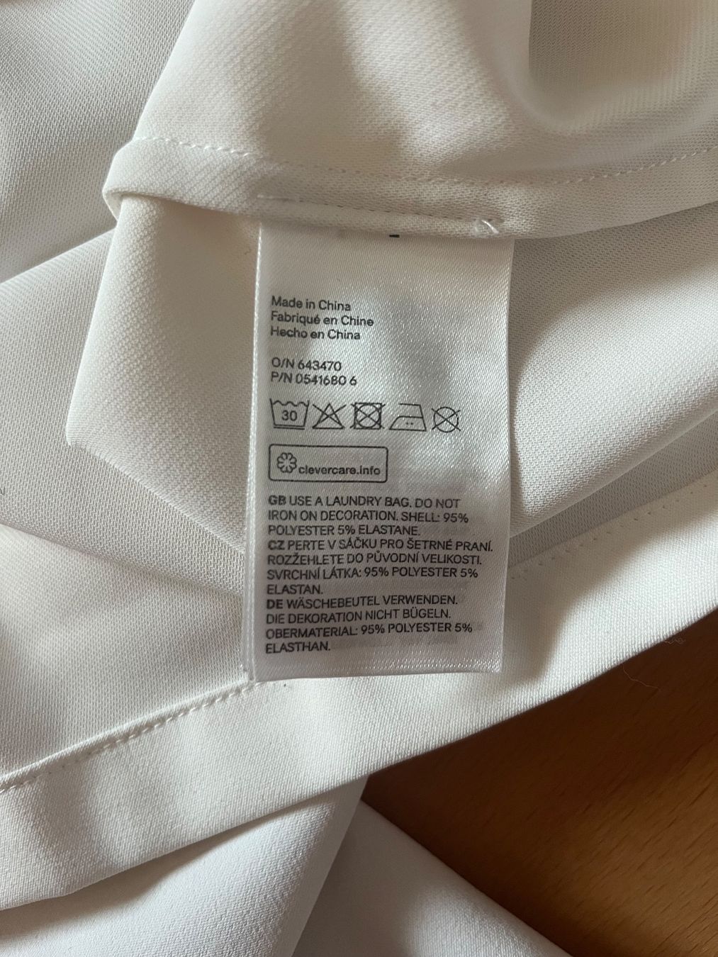 H&M Blusen: Wunderschöne Bluse mit Steinchen auf den Ärmeln – Neu (gemäss Beschreibung) aus Wallenried von nfe_2xn6 4