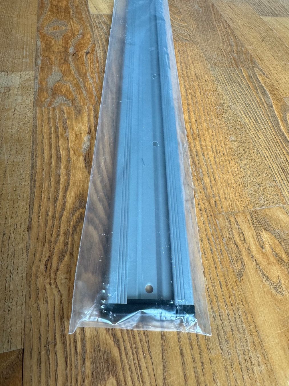 Supporti a parete: Toolflex Gerätehalterschiene 70 cm / Art. No: 700-1 – Nuovo e nell'imballaggio originale da Aesch ZH venduto da superpotato