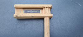Rasselspielzeug rohes Holz/  jouet crecelle en bois brut