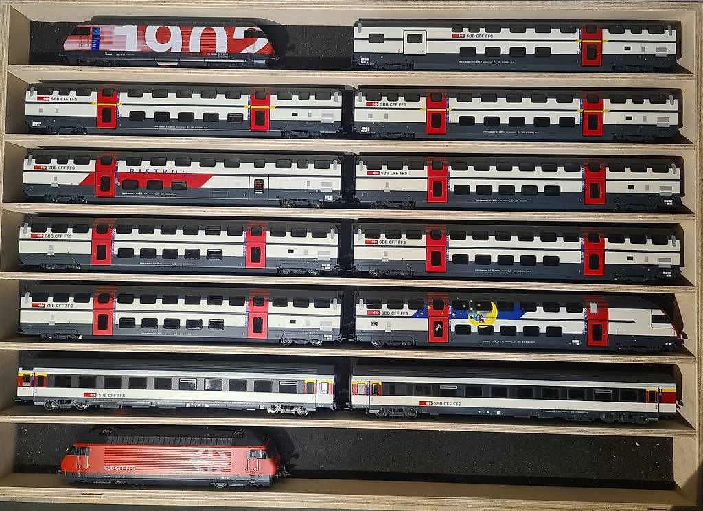 Roco Modelleisenbahnen: IC 2000 Komplett mit motorsiertem Modul 13 Teilig – Gebraucht aus Gachnang von 10811