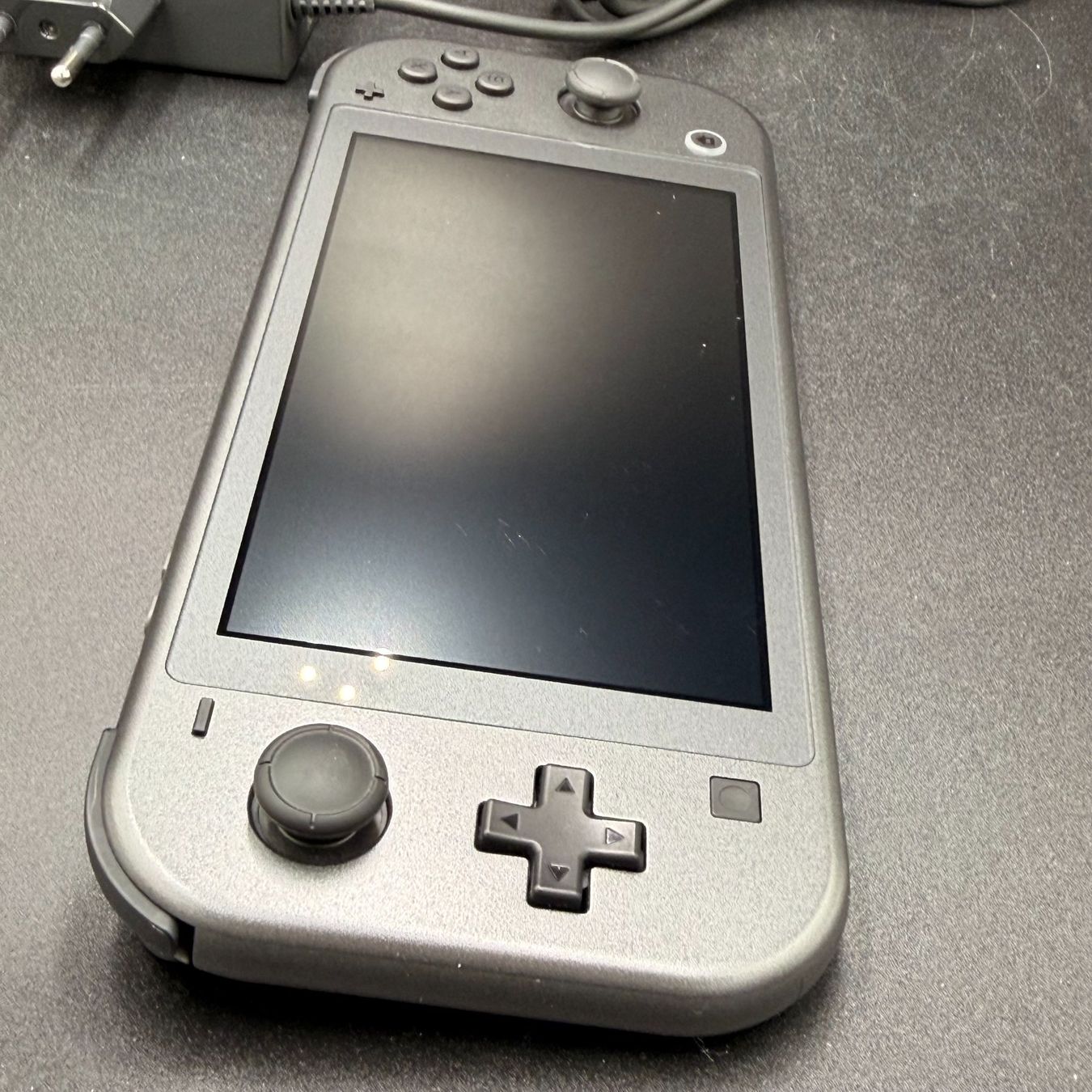 Nintendo Console: Nintendo Switch Lite Dialga & Palkia Edition mit Ladekabel – Usato da Düdingen venduto da Nerdworld 4
