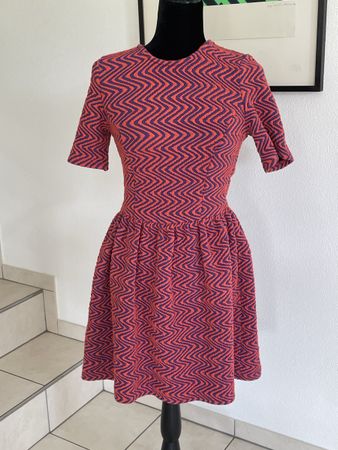 Mika & Gala Dress, Size 8, Wavy Design, Cute & Stylish!