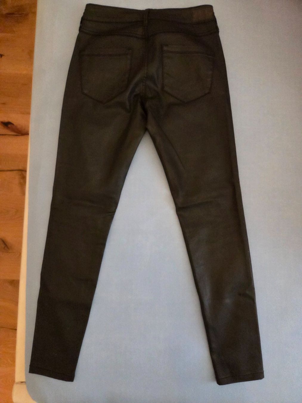 Mango Pantaloni: MANGO Kunstlederhose – Usato da Emmen venduto da GrabandGo 1