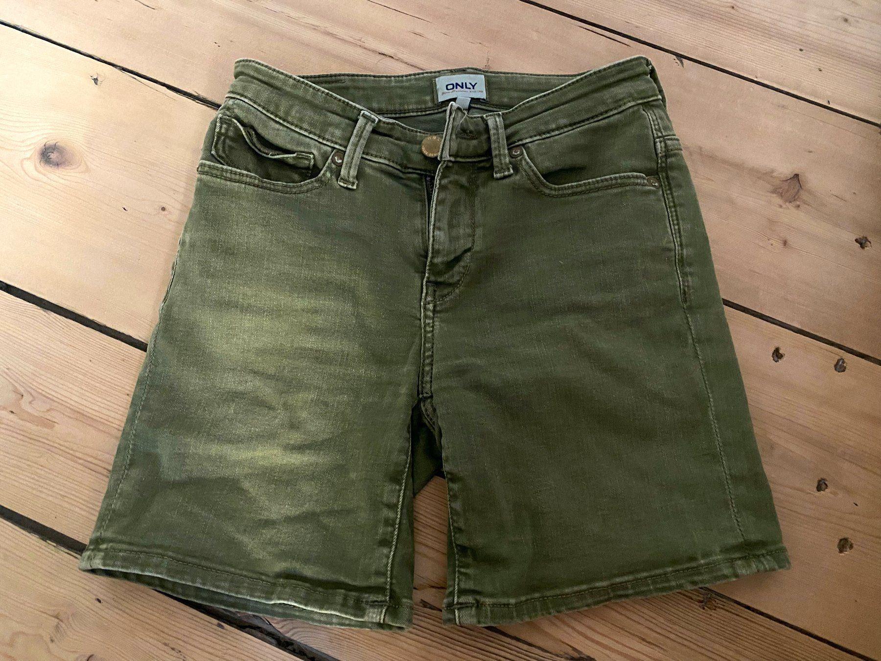 Only Jeans: Grüne Jeans Shorts – Usato da Zürich venduto da sultaninchen