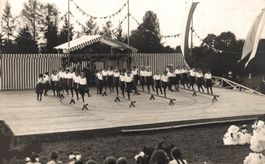Gruss vom St. Galler Jugendfest. Bühne mit jungen Frauen