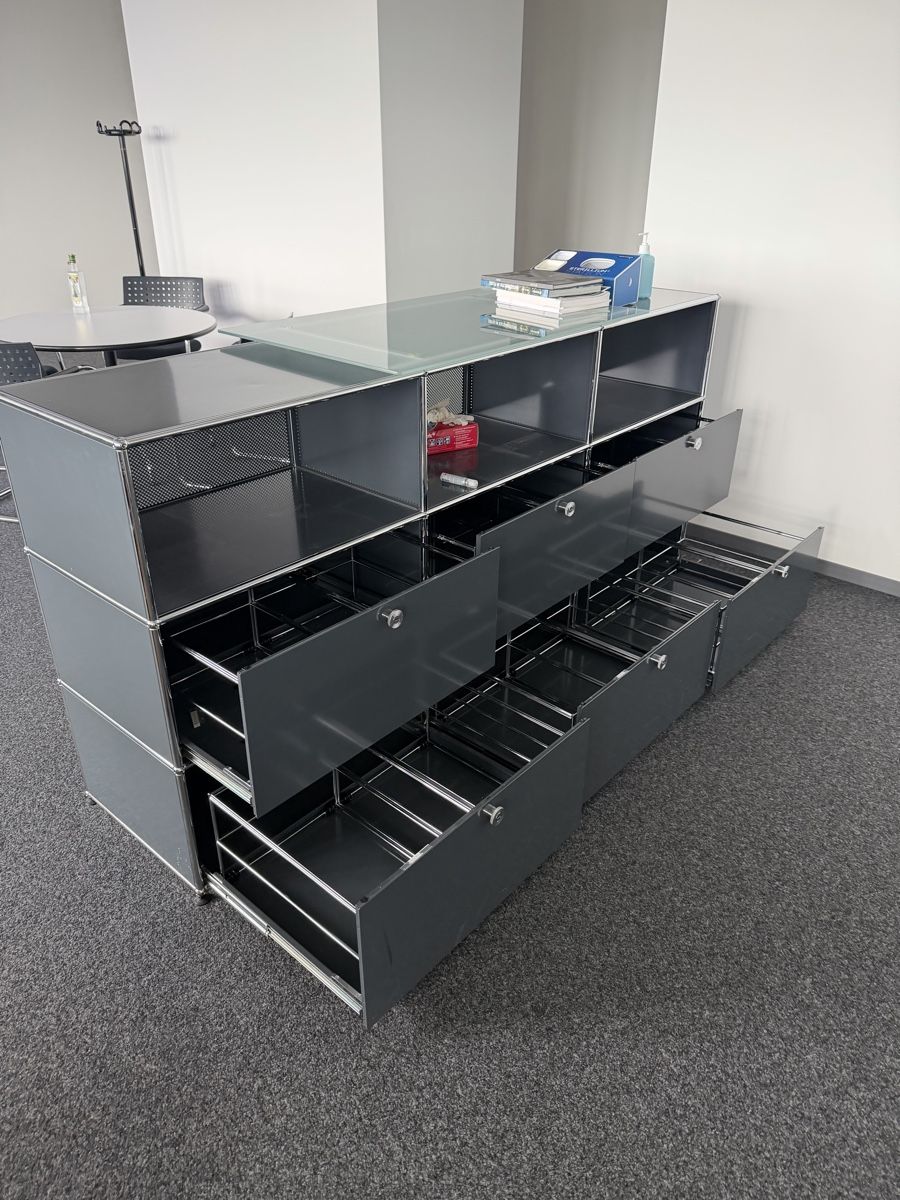 USM Scaffali: USM Haller Sideboard mit Glasplatte, Anthrazit, Theke – Usato da Zürich venduto da Zvijerka 3