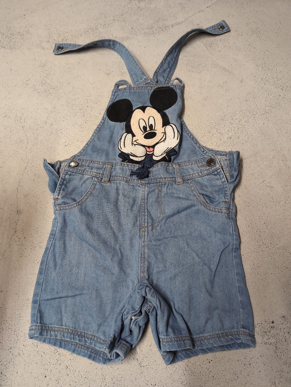 C&A Pantaloni: Micky Mouse Jeans Trägerhose, Sommer, Grösse 98 – Usato da Netstal venduto da Salihoi
